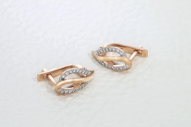 Серьги из красного золота с 32 фианитами