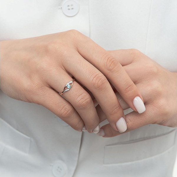 Кольцо из красного золота с топазом swiss и 8 фианитами