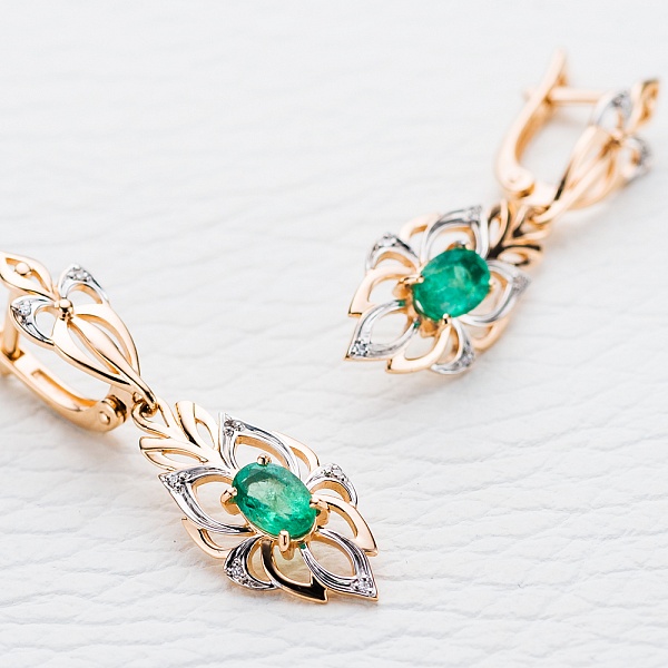 Серьги из красного золота с 2 изумрудами и 14 бриллиантами