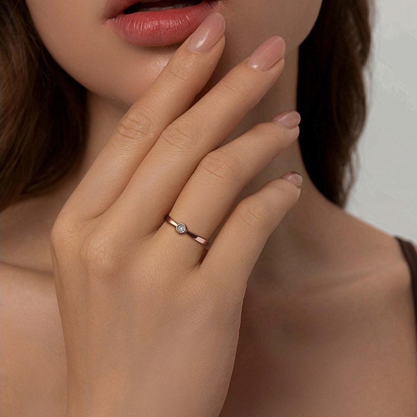 Кольцо из красного золота с бриллиантом