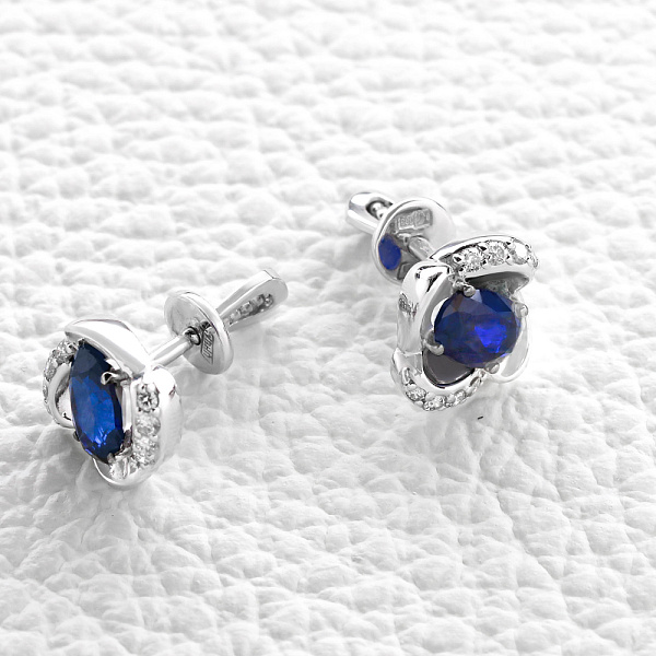 Серьги-пусеты из белого золота с 2 корундами и 16 бриллиантами