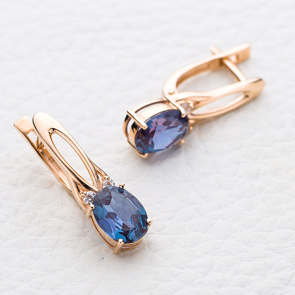 Серьги из красного золота с 2 александритами и 4 фианитами