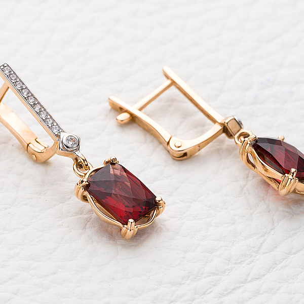 Серьги из красного золота с 2 гранатами и 20 фианитами