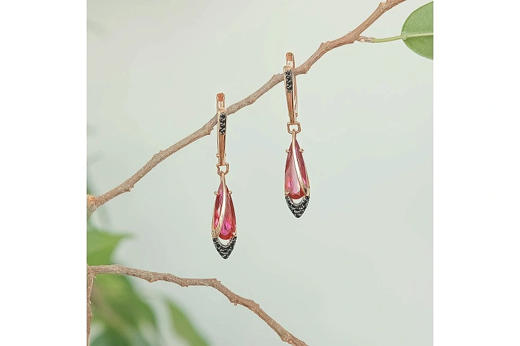 Серьги из красного золота с 2 корундами и 32 фианитами