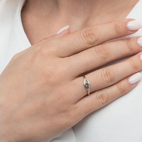 Кольцо из красного золота с топазом лондон и 8 фианитами