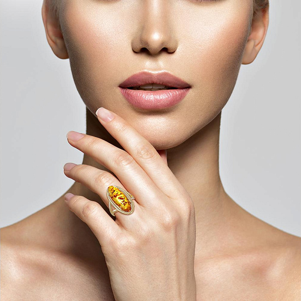 Кольцо из жёлтого золота с янтарём