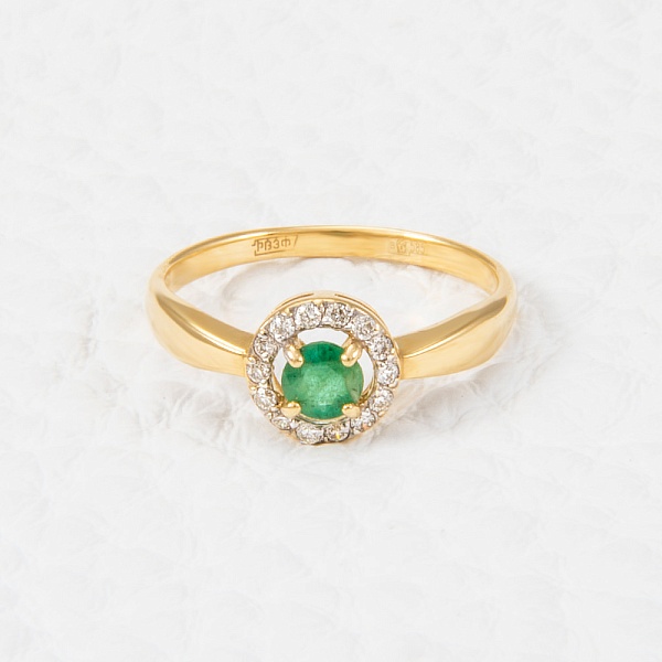 Кольцо из жёлтого золота с изумрудом и 14 бриллиантами