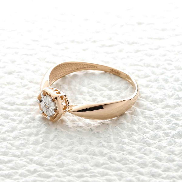 Кольцо из красного золота с бриллиантом