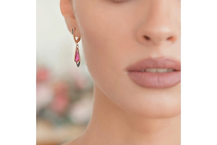 Серьги из красного золота с 2 корундами и 32 фианитами