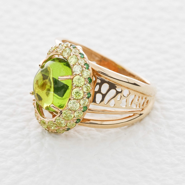 Кольцо из красного золота с кварцем и 37 фианитами