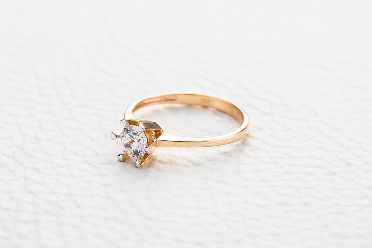 Кольцо из красного золота с кристаллом swarovski