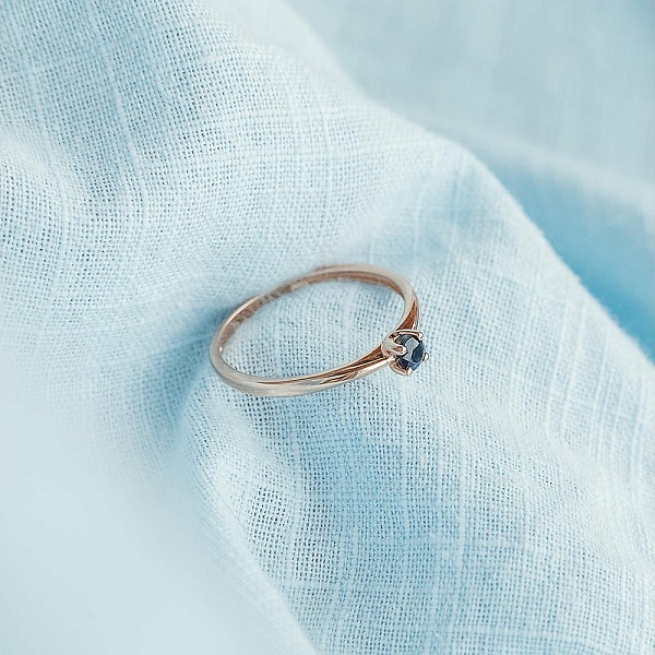 Кольцо из красного золота с сапфиром