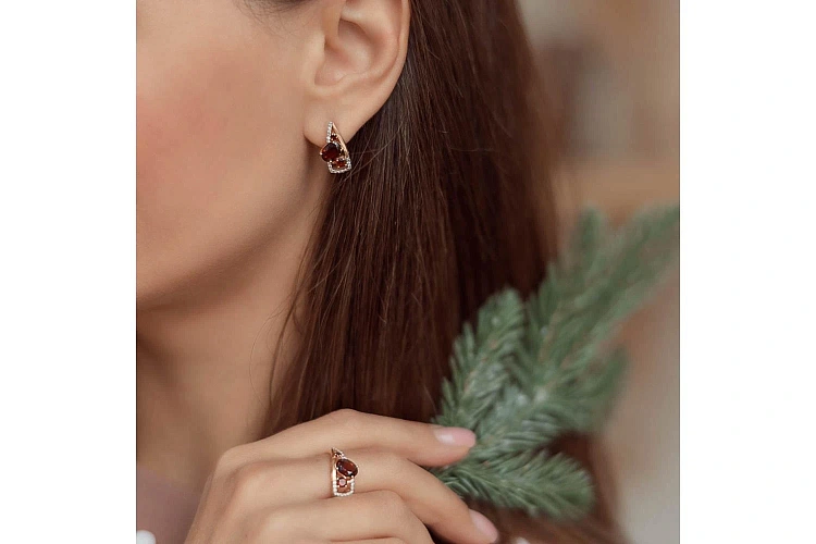 Серьги из красного золота с 6 гранатами и 36 фианитами