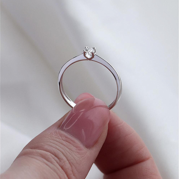 Кольцо из белого золота с выращенным бриллиантом