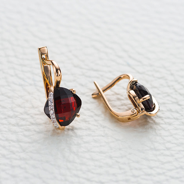 Серьги из красного золота с 2 гранатами и 10 фианитами