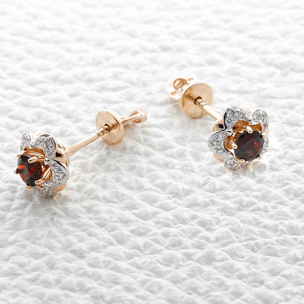 Серьги-пусеты Цветы из красного золота с 2 гранатами и 30 фианитами