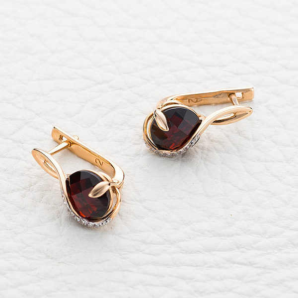 Серьги из красного золота с 2 гранатами и 10 фианитами