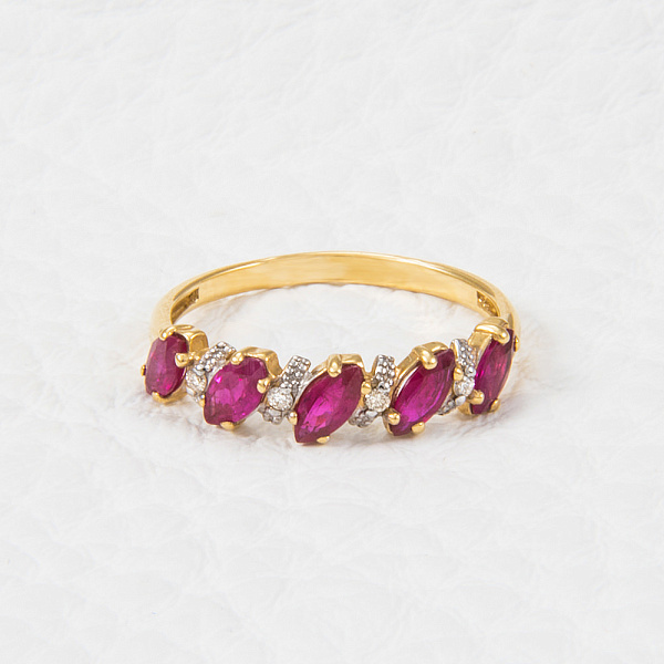Кольцо из жёлтого золота с 5 рубинами и 4 бриллиантами