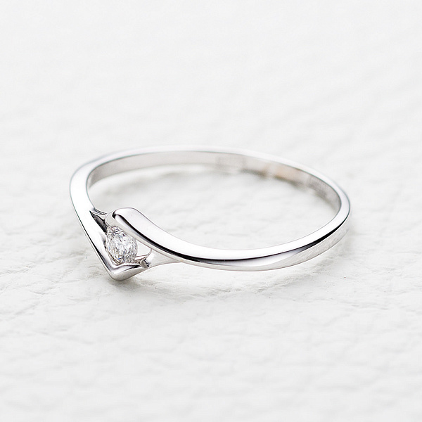 Кольцо из белого золота с бриллиантом