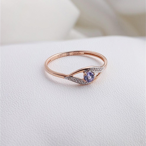 Кольцо из красного золота с танзанитом и 8 фианитами