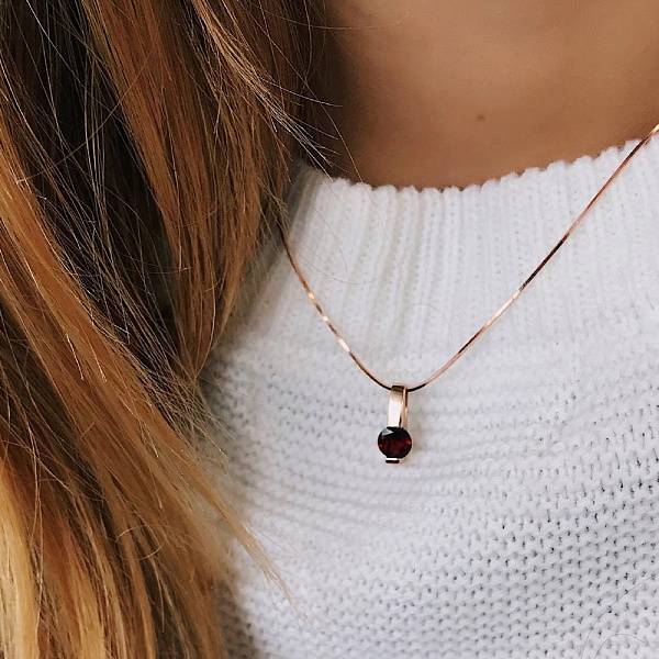 Подвеска из красного золота с гранатом