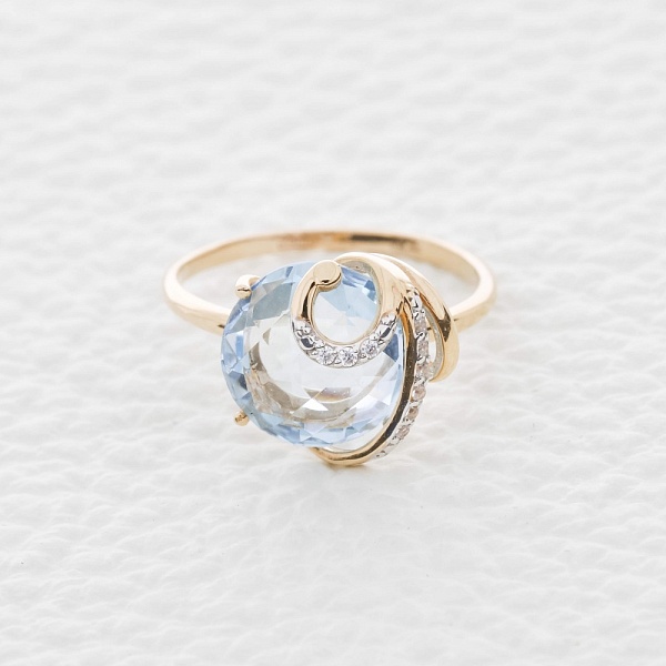 Кольцо из красного золота с топазом sky и 9 фианитами