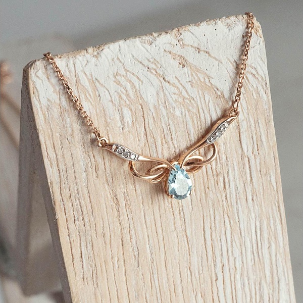Колье Бантик из красного золота с топазом sky и 6 фианитами
