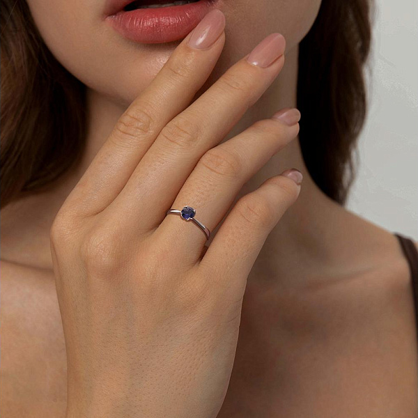 Кольцо из белого золота с иолитом