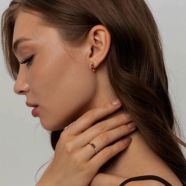 Кольцо из красного золота с 3 гранатами