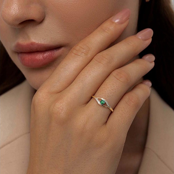 Кольцо из жёлтого золота с изумрудом и 8 бриллиантами