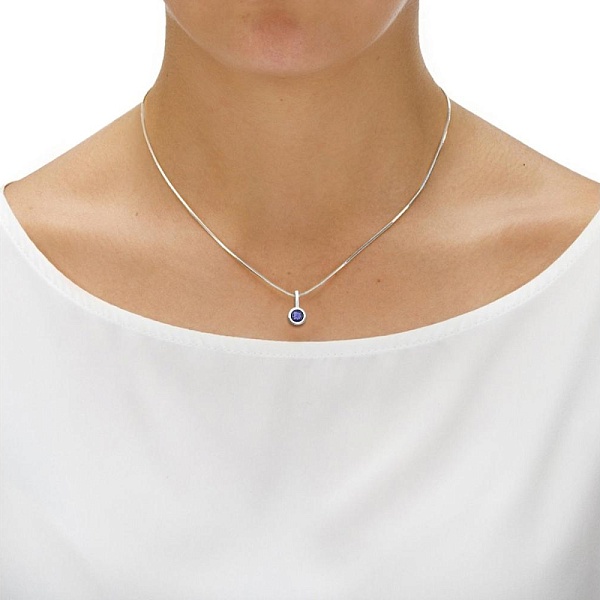 Подвеска из белого золота с иолитом