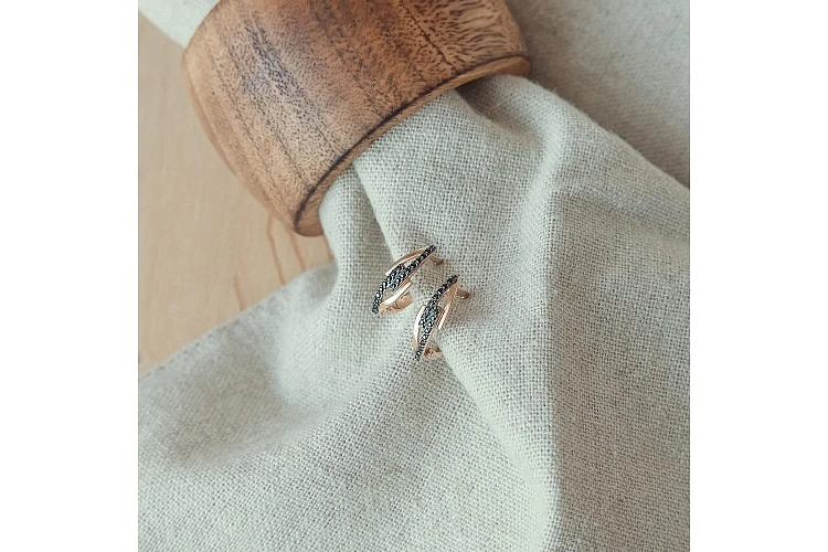 Серьги из красного золота с 32 фианитами