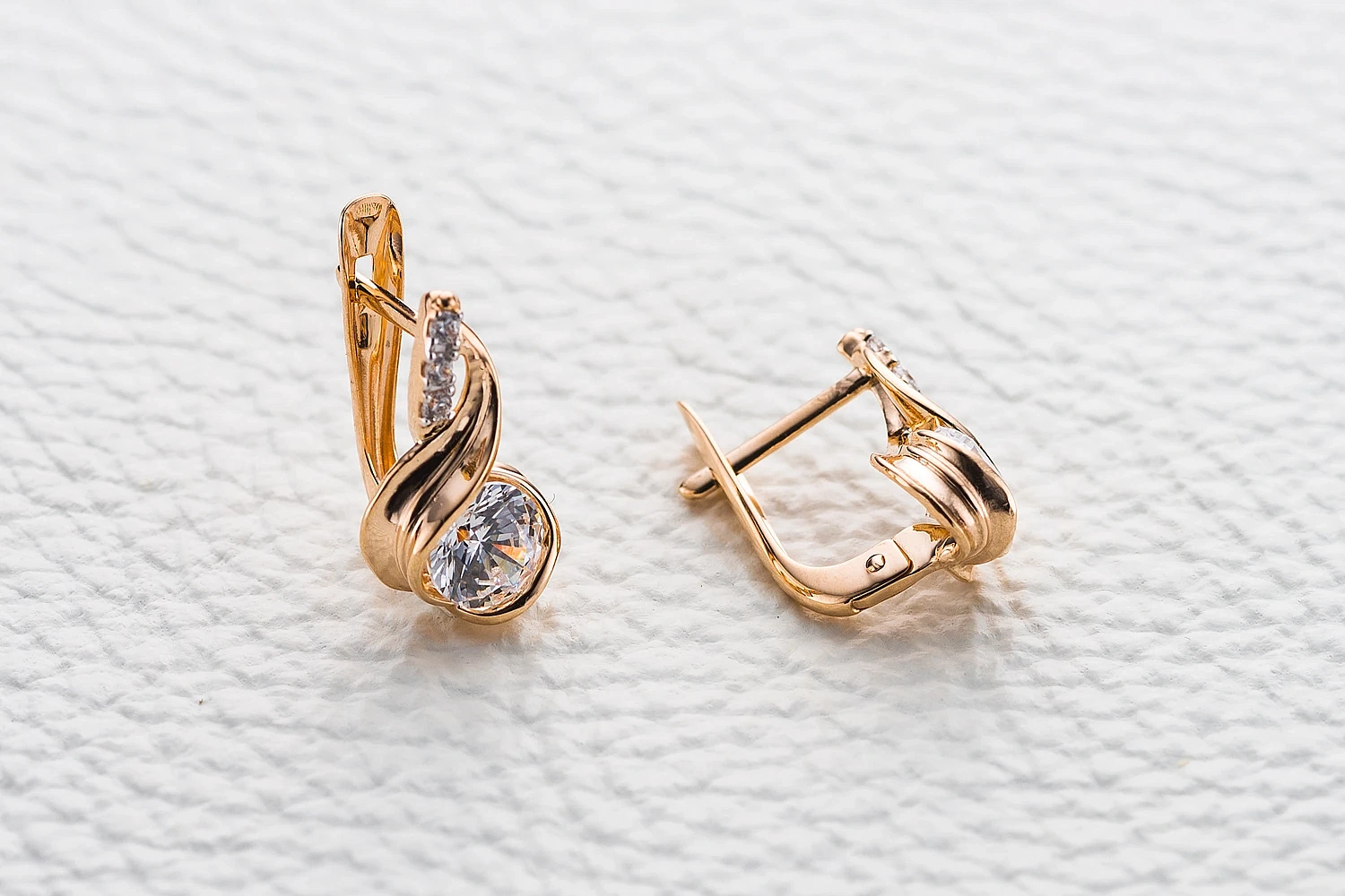 Серьги из красного золота с 8 кристаллами swarovski