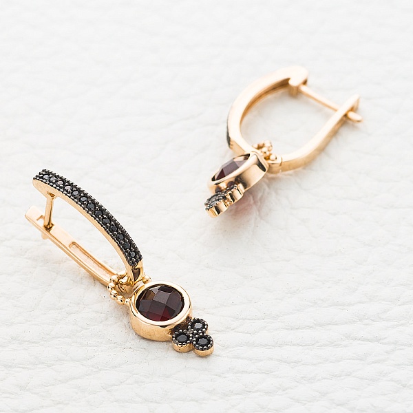 Серьги-трансформеры из красного золота с 2 гранатами и 32 фианитами