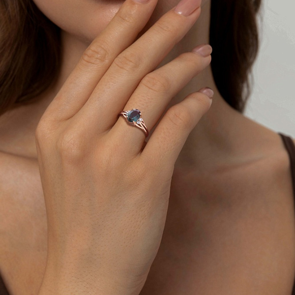 Кольцо из красного золота с александритом и 4 фианитами