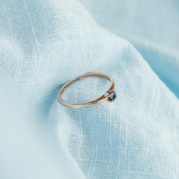 Кольцо из красного золота с сапфиром