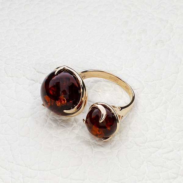 Кольцо из красного золота с янтарём