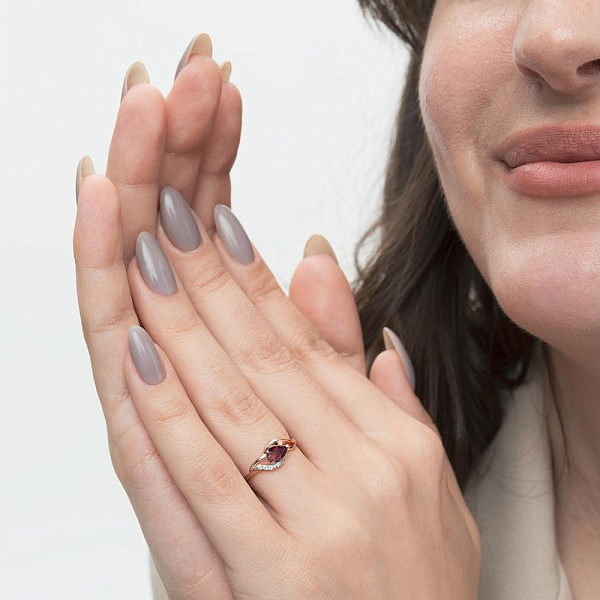 Кольцо из красного золота с гранатом и 3 фианитами