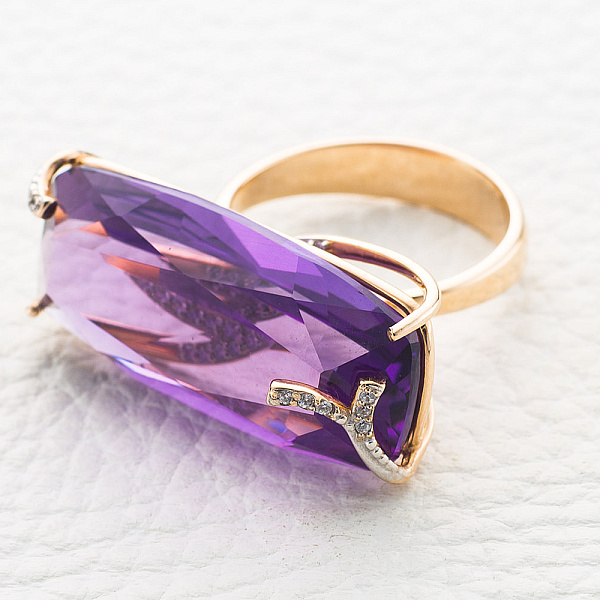 Кольцо из красного золота с аметистом и 35 фианитами