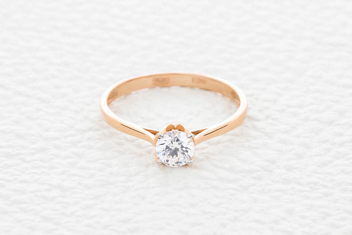 Кольцо из красного золота с кристаллом swarovski