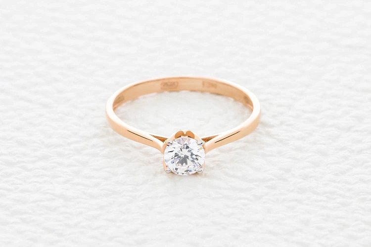 Кольцо из красного золота с кристаллом swarovski
