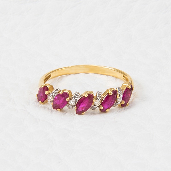Кольцо из жёлтого золота с 5 рубинами и 4 бриллиантами
