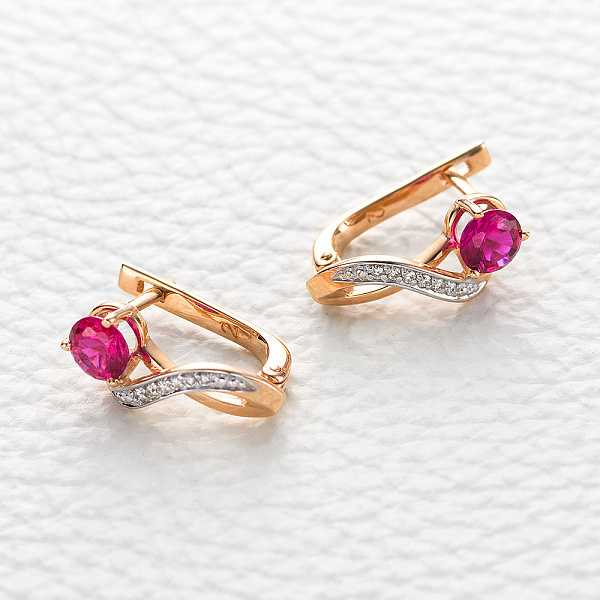 Серьги из красного золота с 2 корундами и 12 бриллиантами