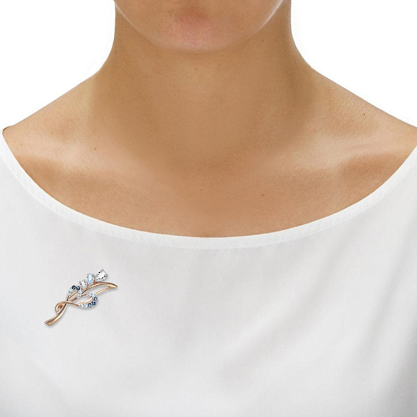 Брошь Цветок из красного золота с топазом sky, топазом swiss и топазом лондон