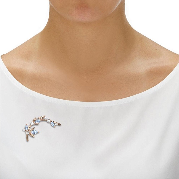 Брошь Цветок из красного золота с 4 топазами sky и 6 фианитами