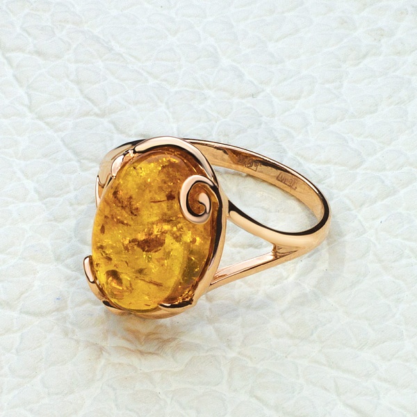 Кольцо из красного золота с янтарём