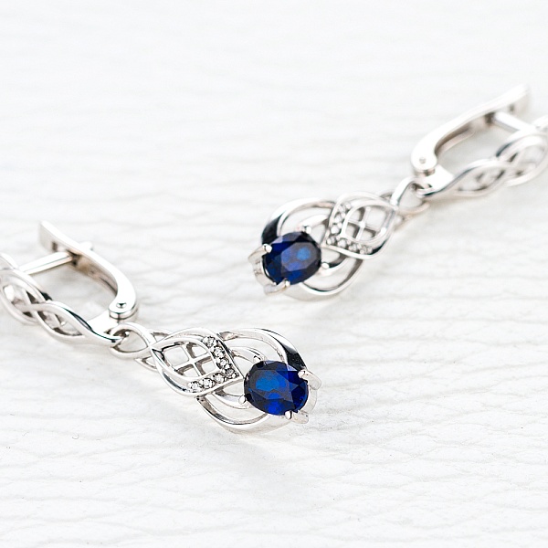 Серьги из белого золота с 2 корундами и 16 бриллиантами