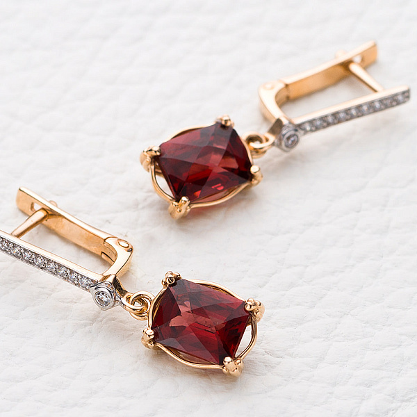 Серьги из красного золота с 2 гранатами и 20 фианитами