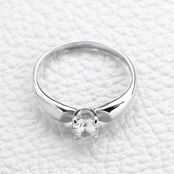 Кольцо из белого золота с кристаллом swarovski