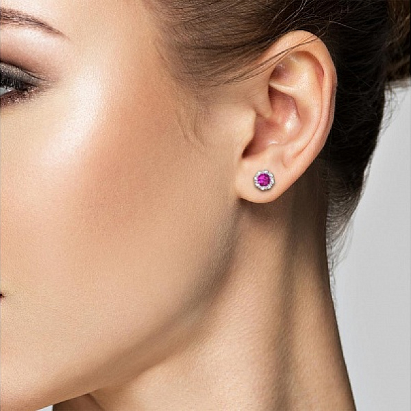 Серьги-пусеты из красного золота с 2 корундами и 16 бриллиантами